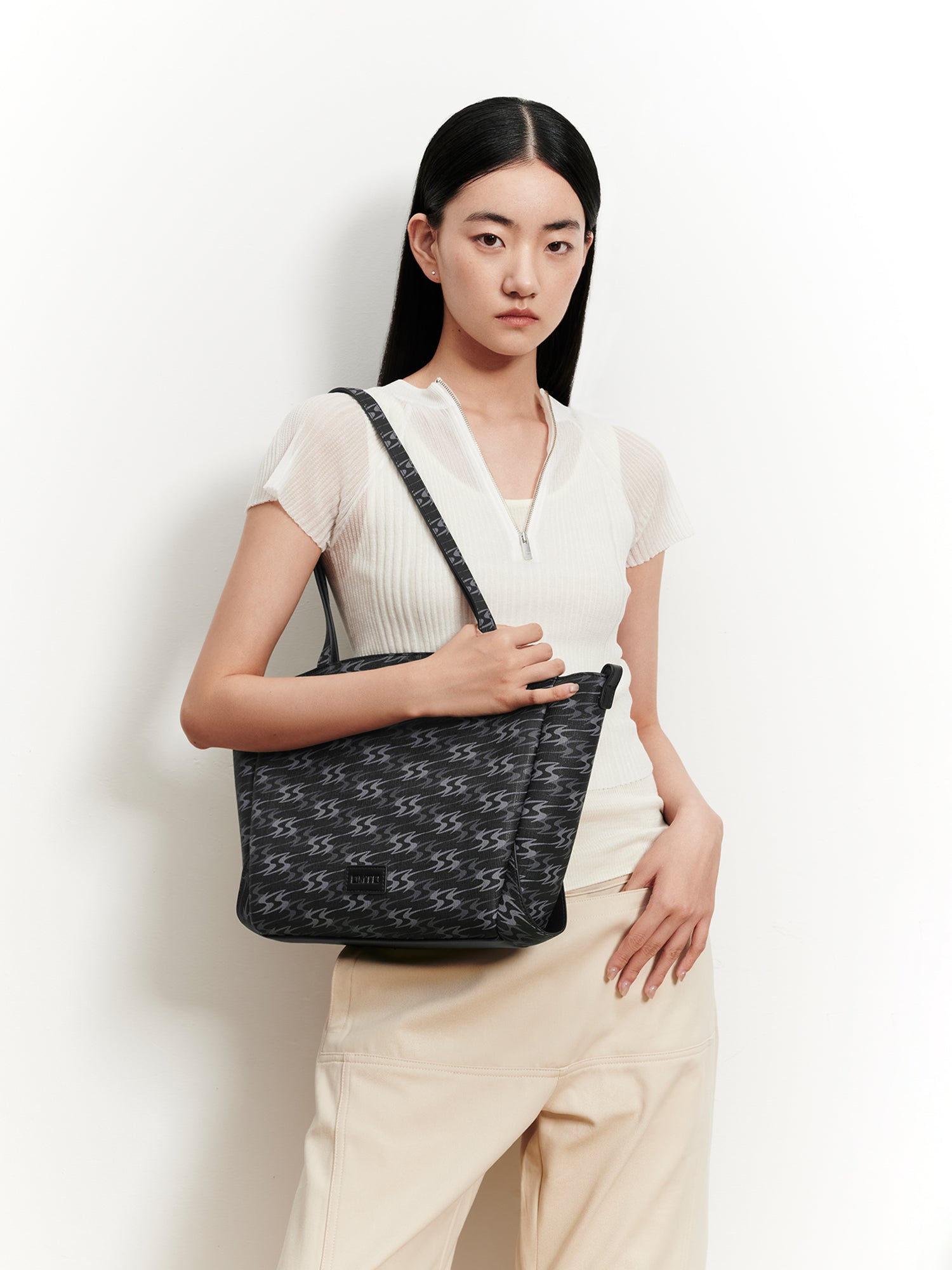 MONOGRAM 5.0 LOOP Medium Tote Bag - Black