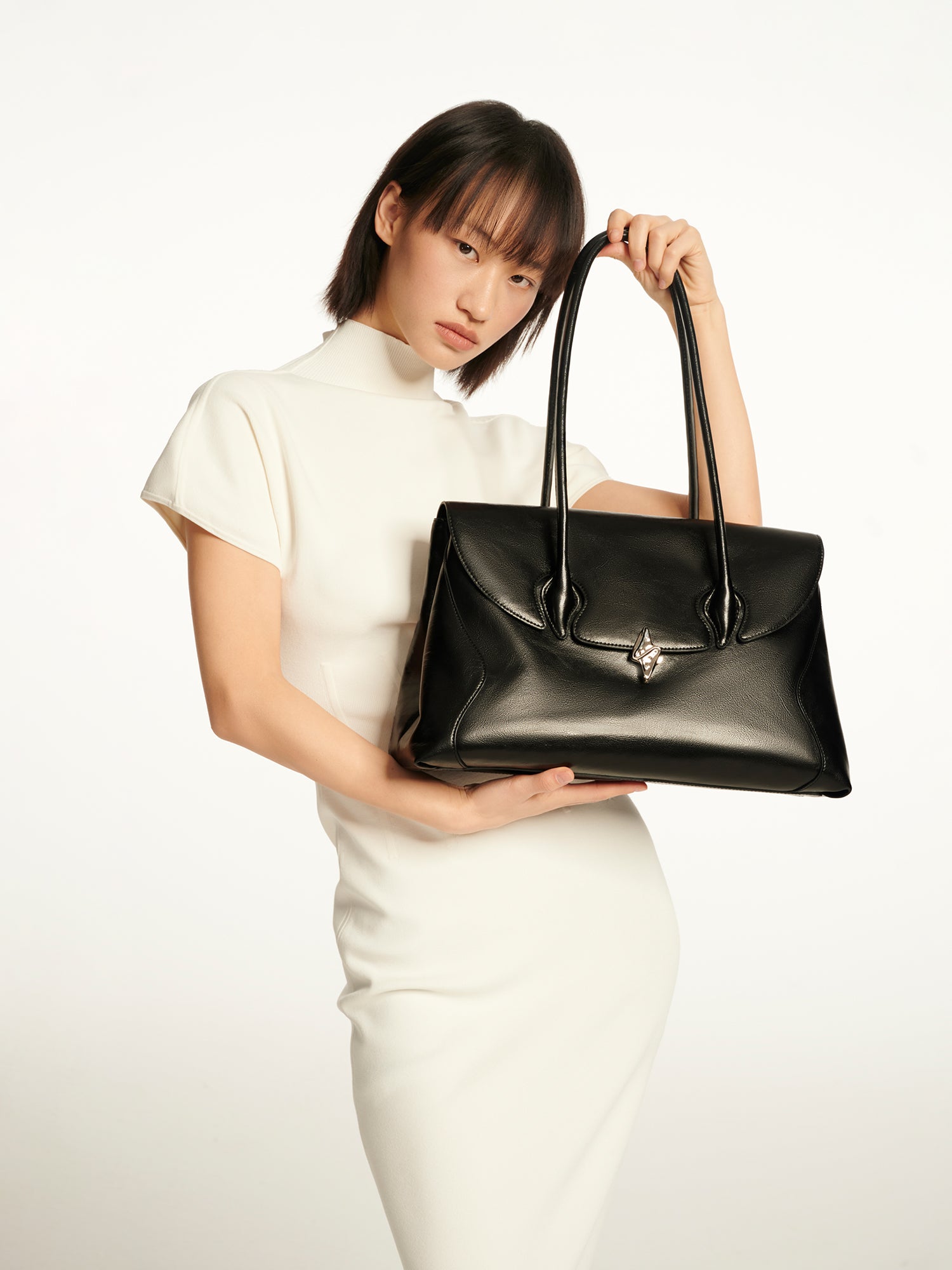 URBAN WANDERING Regular Shoulder Bag - Black