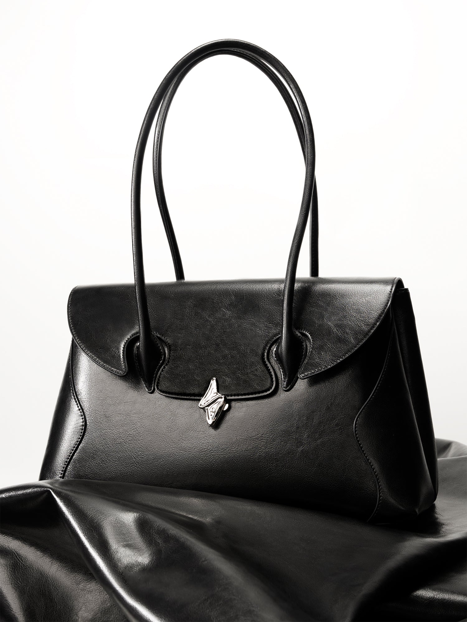 URBAN WANDERING Regular Shoulder Bag - Black