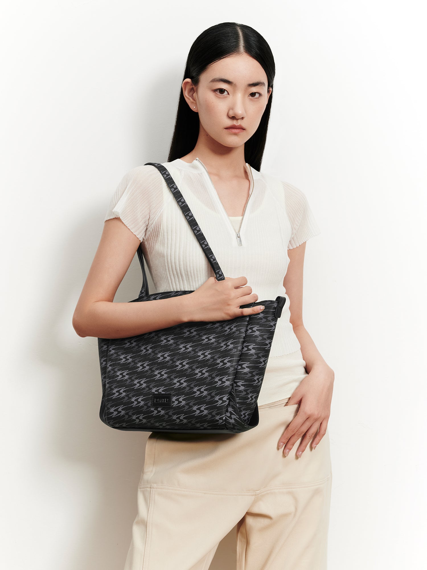 MONOGRAM 5.0 LOOP Medium Tote Bag - Black