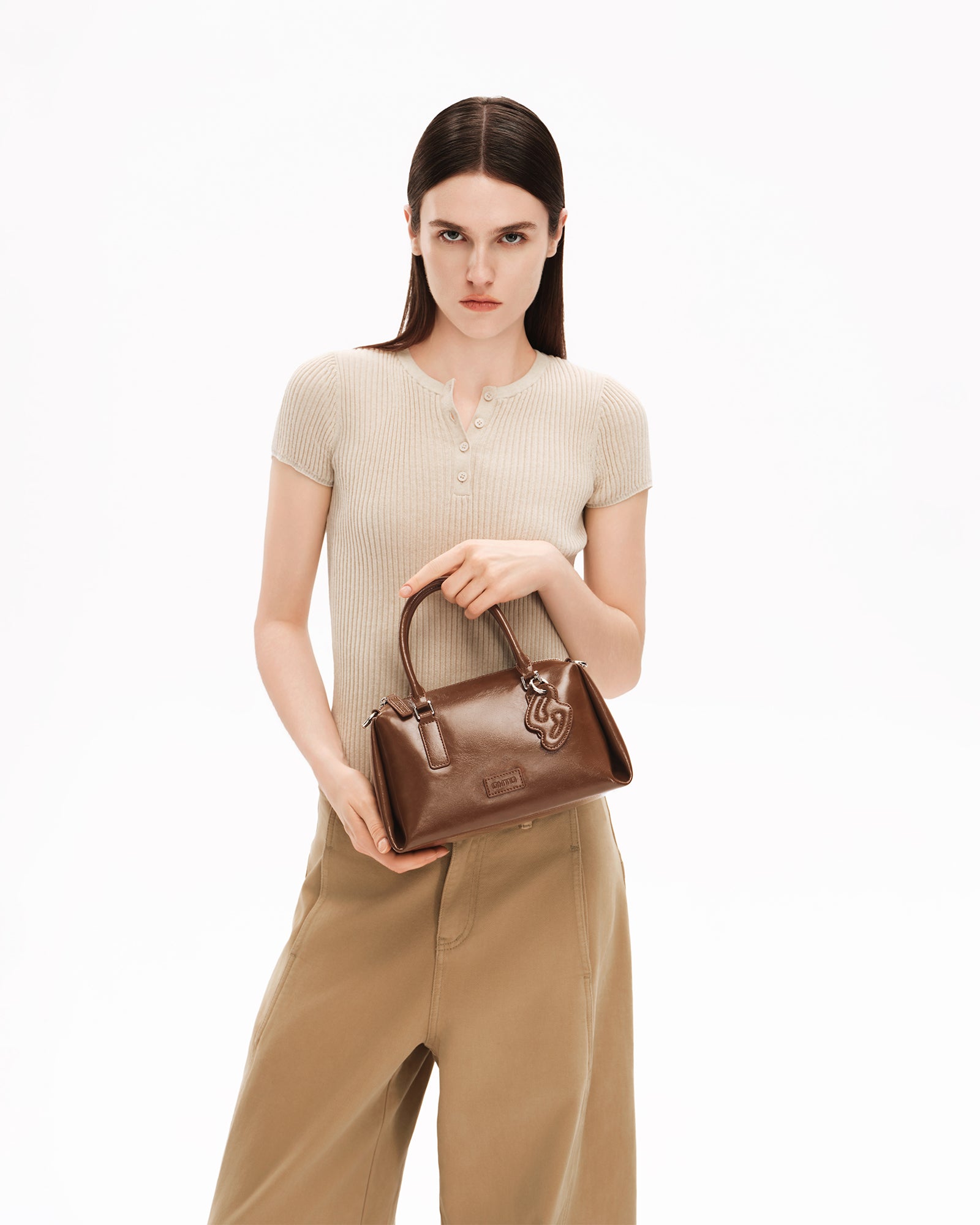hohoho　TPM ブラウン ハンドバッグ PINCH PILLOW Small Handbag - Cocoa Brown | OMTOBRAND