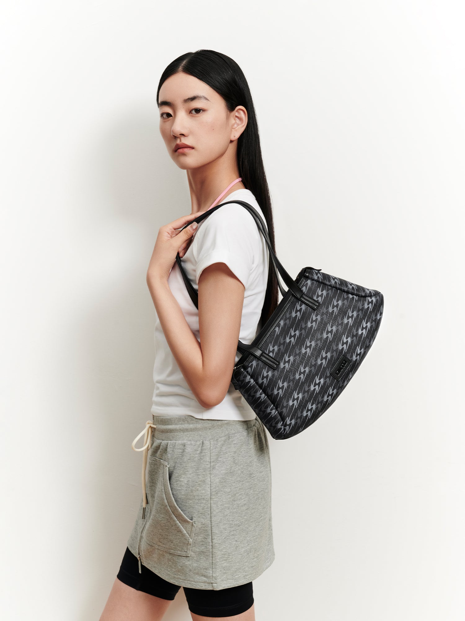 MONOGRAM 5.0 LOOP Regular Shoulder Bag - Black