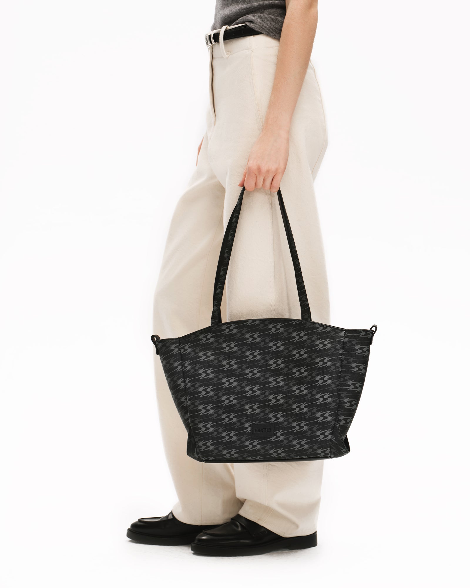 MONOGRAM 5.0 LOOP Medium Tote Bag - Black